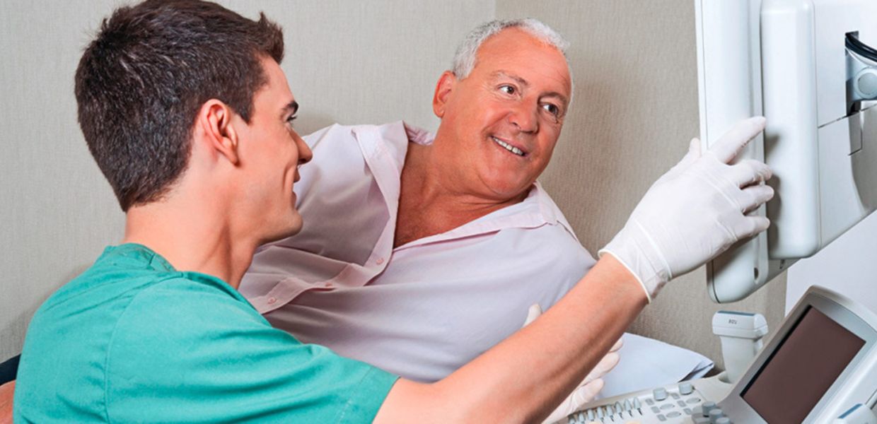 Älterer Patient beim Arzt