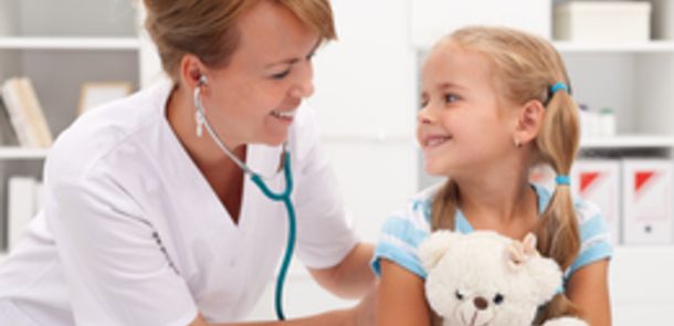 Eine Ärztin behandelt ein kleines Mädchen.